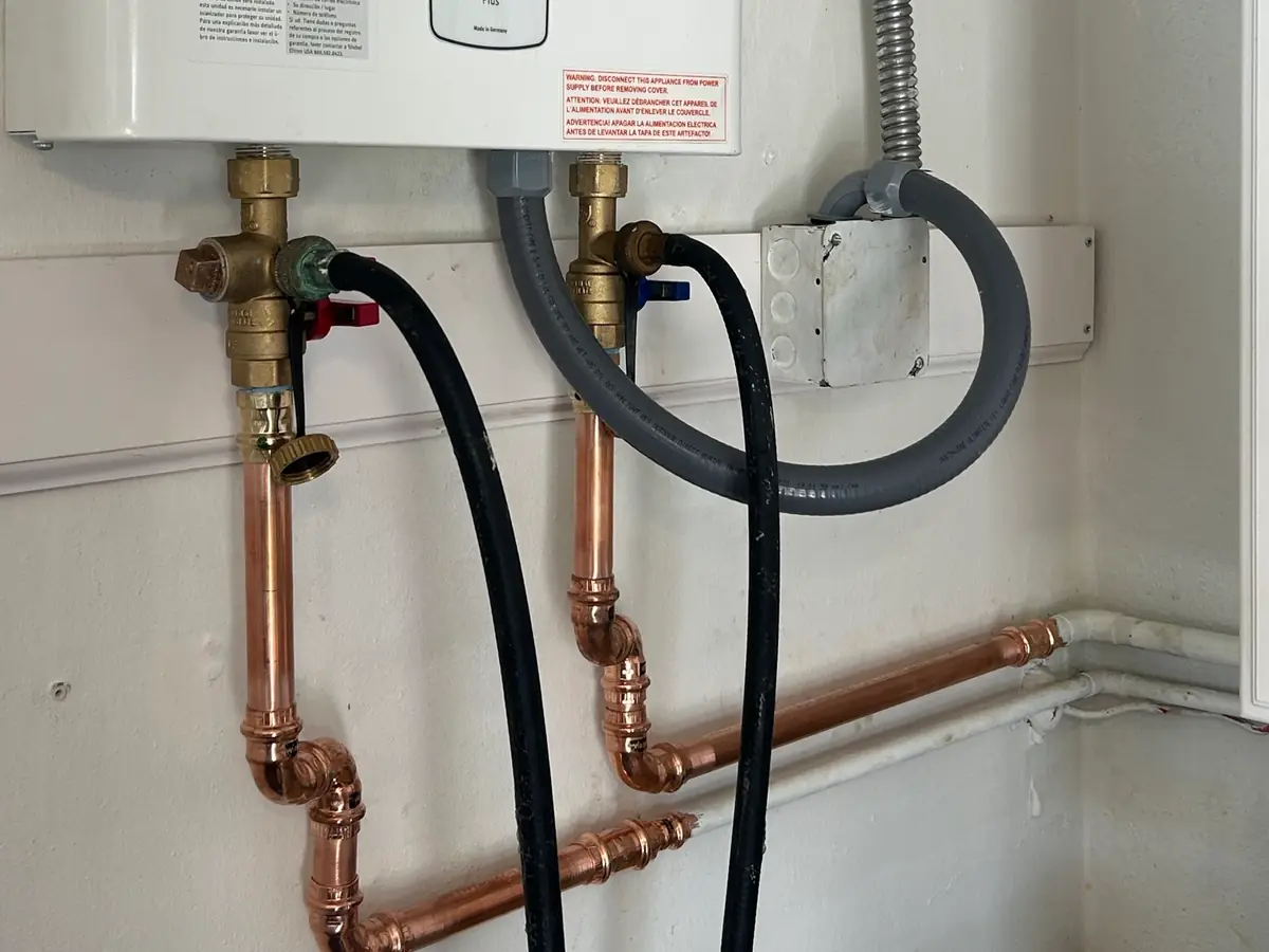 Tankless water heater with copper supply connections